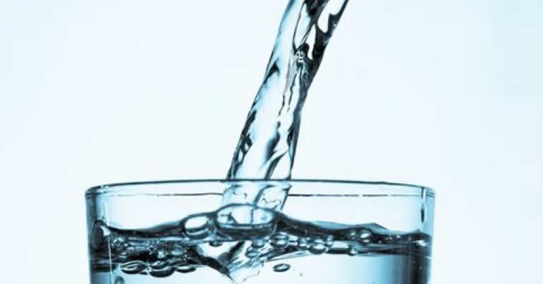 Beber agua ayuda a bajar de peso